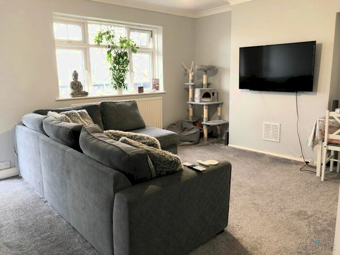 2 Bedroom Flat To Rent In The Poplars, Oakwood, N14