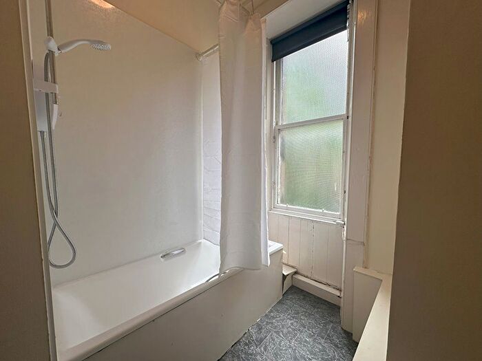 3 Bedroom Flat To Rent In Brougham Street, Edinburgh, EH3