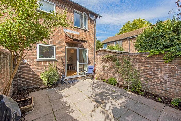 1 Bedroom Property To Rent In Stevens Close, Hampton, TW12