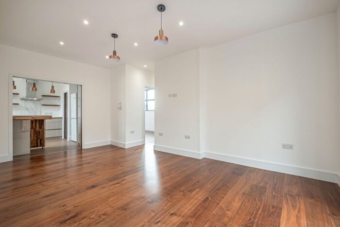 2 Bedroom Flat To Rent In Freshford Street, London, SW18