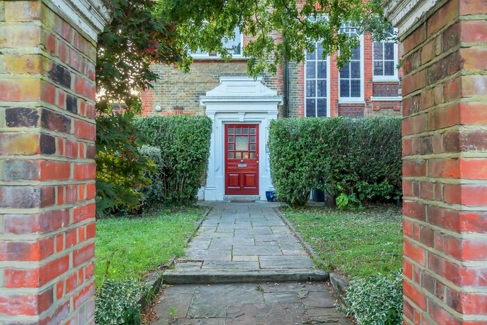 2 Bedroom Flat To Rent In College Park Close, London, SE13