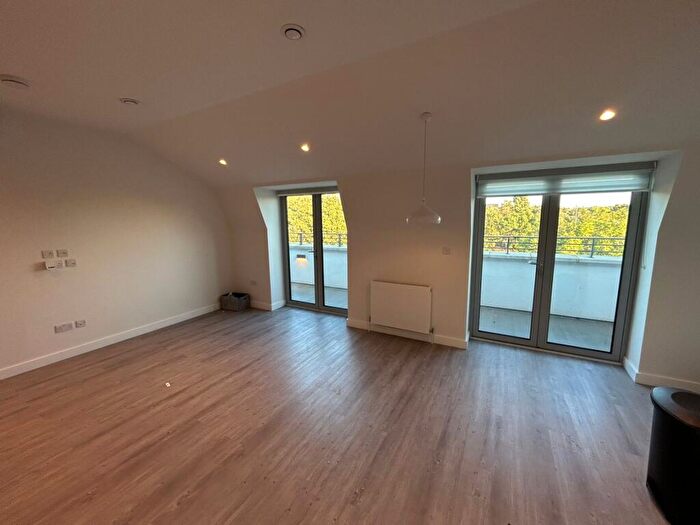 2 Bedroom Flat To Rent In Shirehall Lane, Brent Cross, NW4