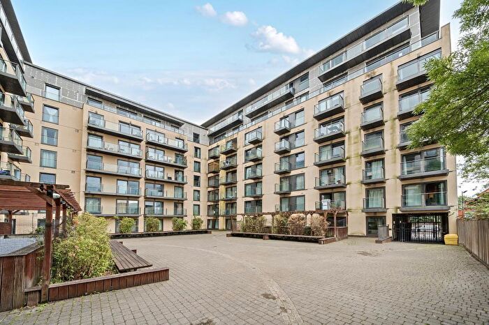 2 Bedroom Flat To Rent In High Street, Slough, Berkshire, SL1