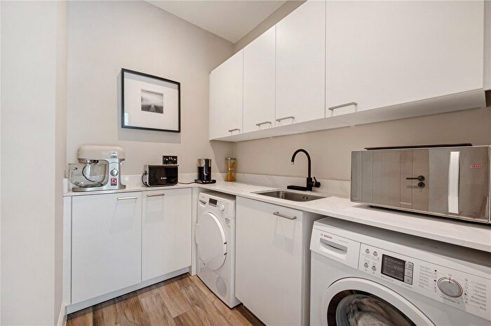 5 Bedroom Semi-Detached House To Rent In Courtside Close, Cheadle, Greater Manchester, SK8