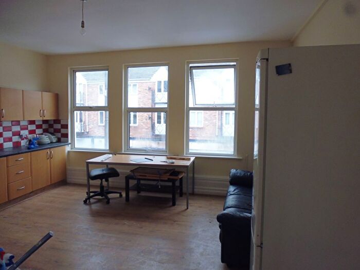 5 Bedroom Flat To Rent In Garratt Lane, London, SW17