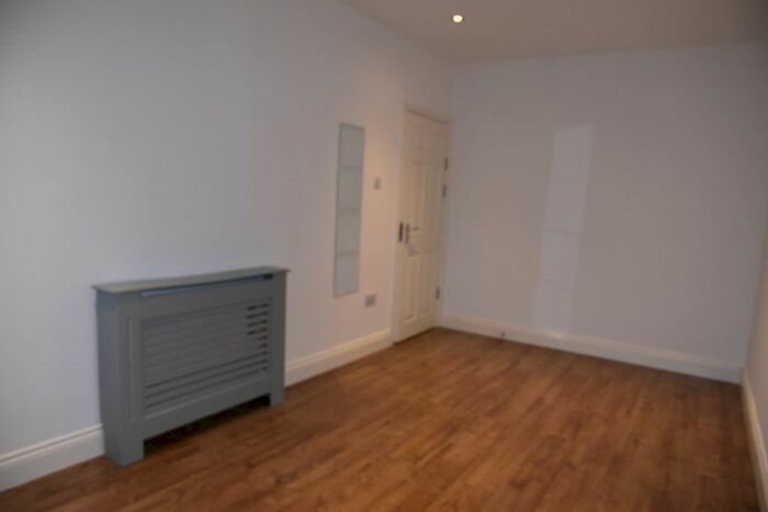1 Bedroom Flat To Rent In Bishopstone Court, Ashburnham Road, Bedford, MK40