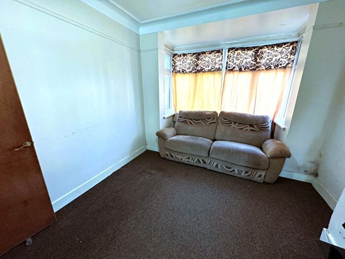 3 Bedroom Terraced House To Rent In Meads Lane, Ilford, IG3