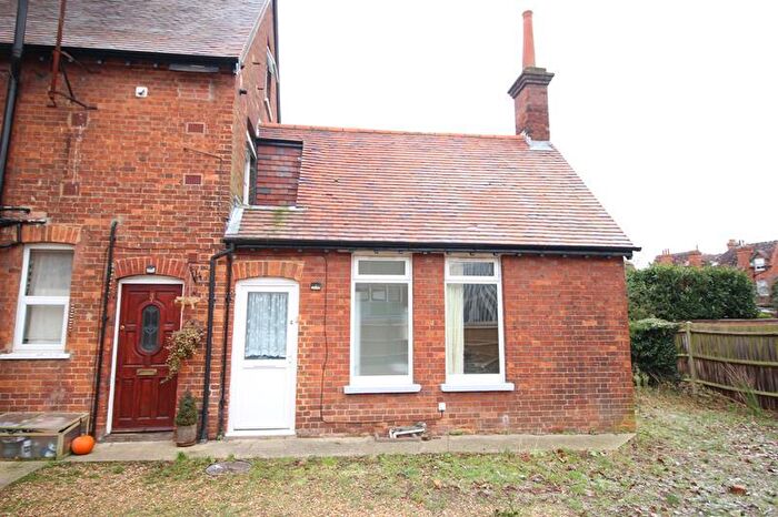 1 Bedroom Flat To Rent In Dynevor Road, Bedford, MK40