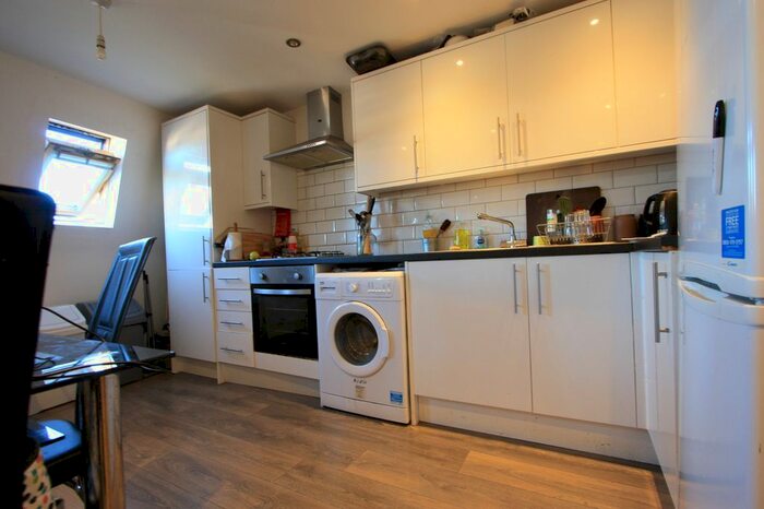 3 Bedroom Flat To Rent In Walworth Road, Elephant And Castle, SE17
