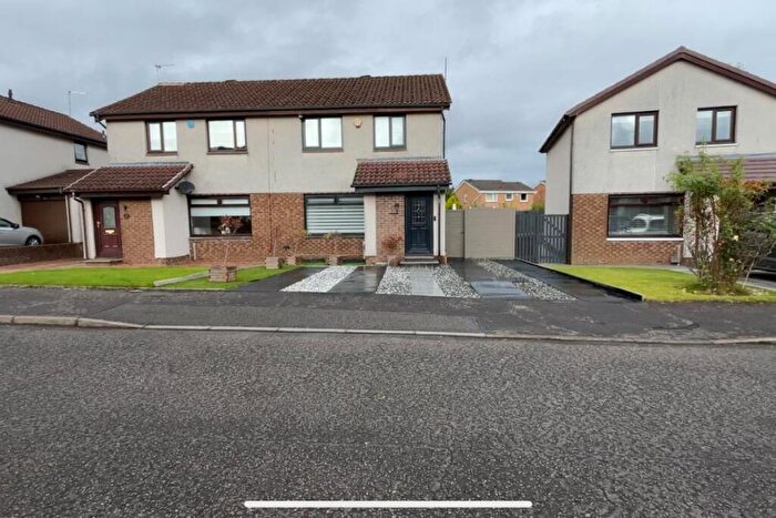 3 Bedroom Semi-Detached House For Sale In Broomlands Avenue, Erskine, PA8
