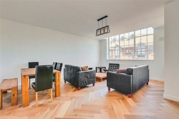3 Bedroom Flat To Rent In Citybridge House, - Goswell Road, Islington, London, EC1V