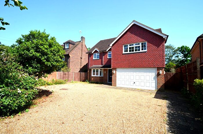 6 Bedroom Detached House To Rent In Midway, Walton-On-Thames, KT12