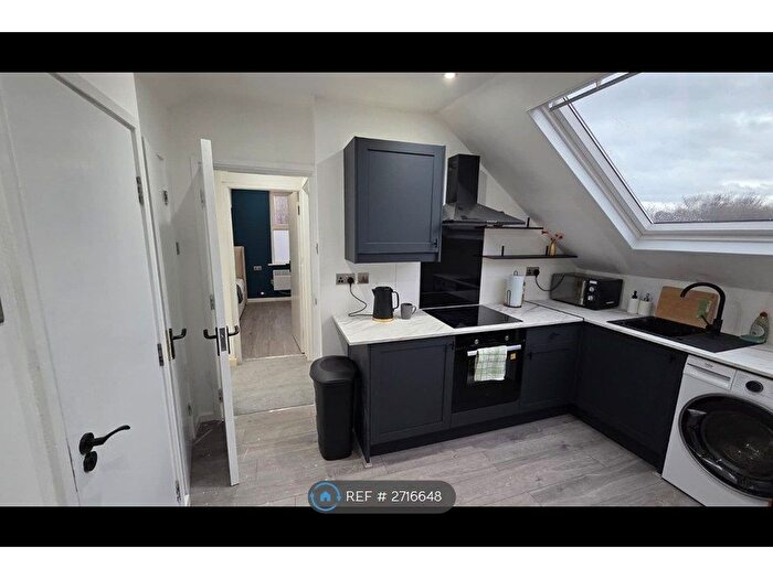 2 Bedroom Flat To Rent In Wortley Lodge, Leeds, LS12