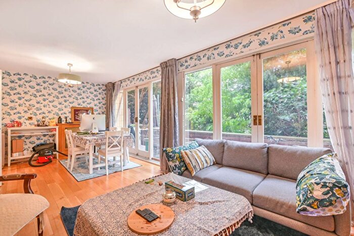 3 Bedroom Maisonette To Rent In The Colonnades, Paddington, London, W2