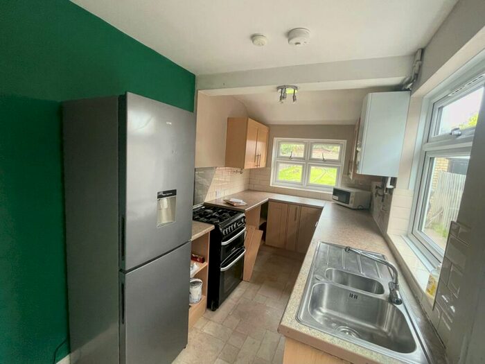 4 Bedroom Semi-Detached House To Rent In Gisborne Road, CB1