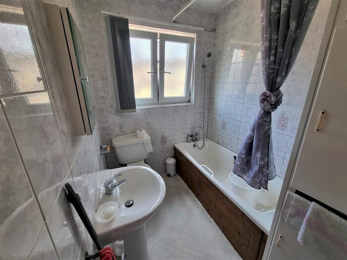 2 Bedroom End Of Terrace House To Rent In Upper Woodlands Road, Bradford, BD8