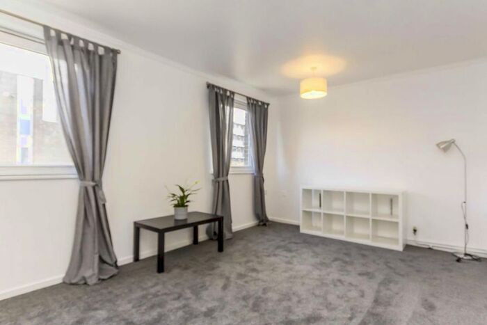 3 Bedroom Flat To Rent In Roman Road, London, E3