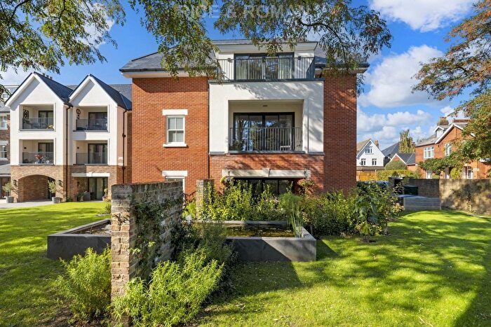 2 Bedroom Flat For Sale In Mulberry Court, Hampton Wick, KT1