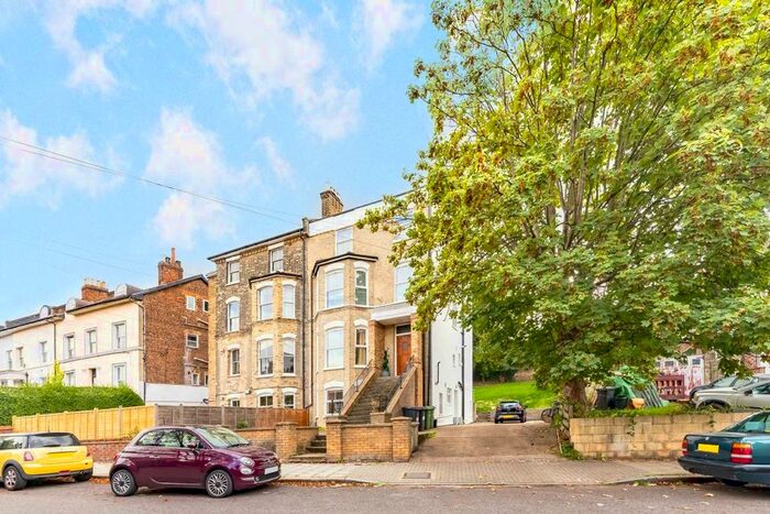 2 Bedroom Flat To Rent In Knollys Road, London, SW16