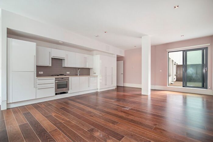 2 Bedroom Flat To Rent In Slingsby Place, London, WC2E