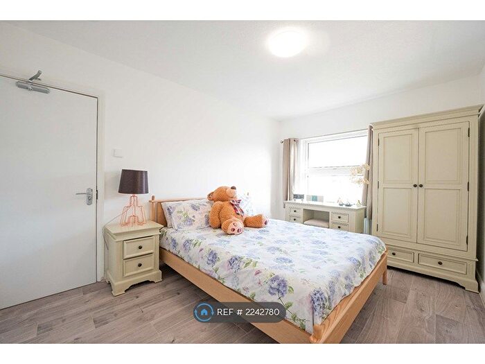 2 Bedroom Flat To Rent In Ramsden Square, Cambridge, CB4