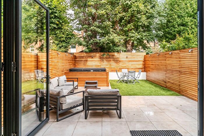 6 Bedroom Flat To Rent In Louisville Road, London, SW17