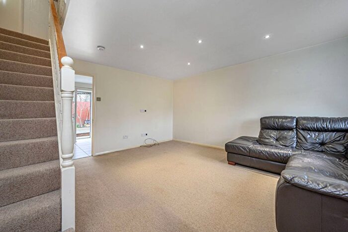 3 Bedroom Semi-detached House To Rent In Brancaster Drive, Mill Hill, London, NW7