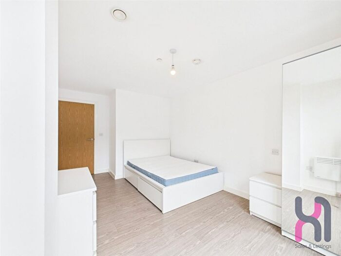 3 Bedroom Flat To Rent In The Landmark, Oldfield Road, Salford, M5