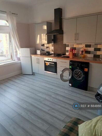 2 Bedroom Flat To Rent In Two Mile Hill Road, Bristol, BS15