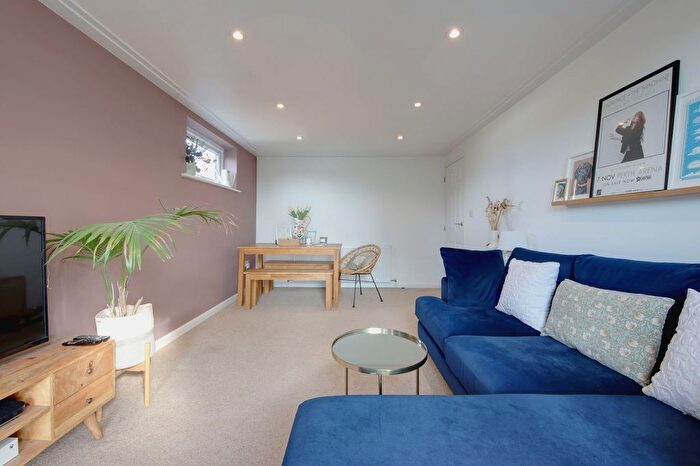 2 Bedroom Flat To Rent In Tristan Lodge, Bushey, WD23