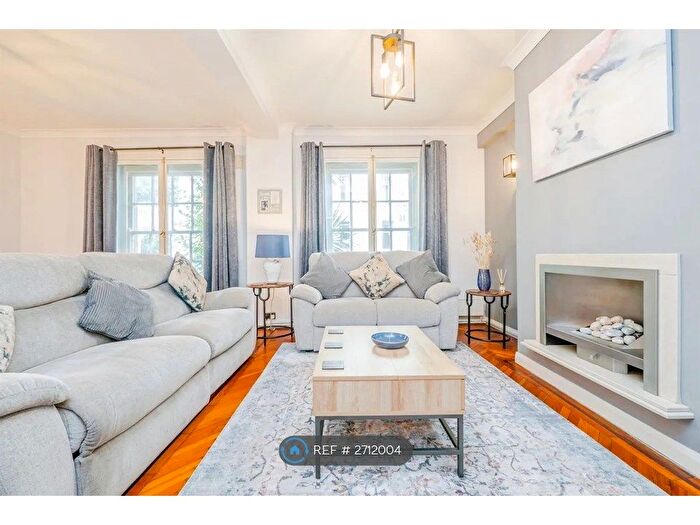 2 Bedroom Flat To Rent In Raglan House, Cardiff, CF10