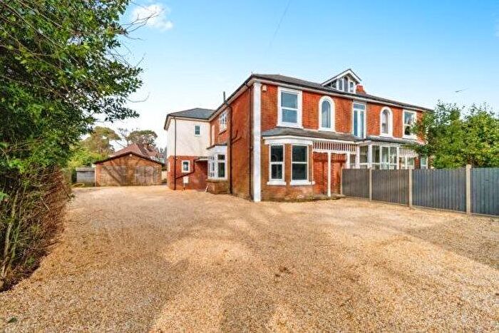 4 Bedroom Semi-Detached House To Rent In Winchester Road, Southampton, SO16