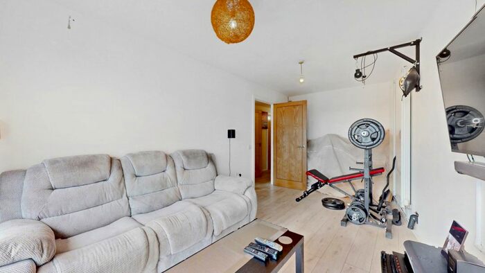 1 Bedroom Flat For Sale In Banstead Court, Westway, London, W12