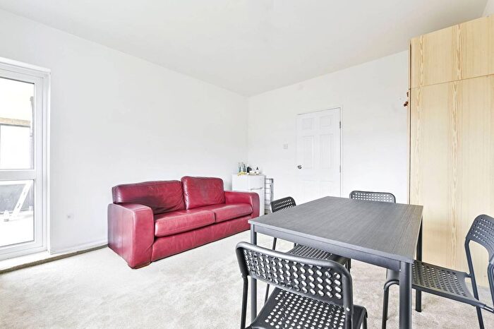 3 Bedroom Flat To Rent In Peterborough Road, Parsons Green, London, SW6