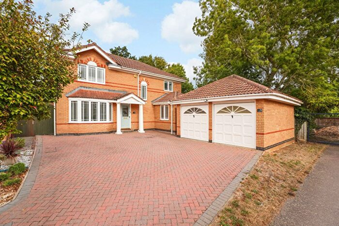 4 Bedroom Detached House For Sale In Dickens Drive, Old Stratford, Milton Keynes, MK19