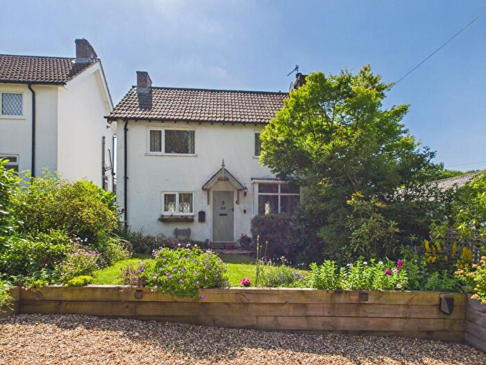 2 Bedroom Detached House For Sale In Starkholmes Road, Matlock, DE4