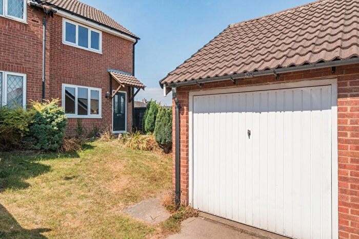 3 Bedroom Semi-Detached House For Sale In Queens Gardens, Hoyland, Barnsley, S74