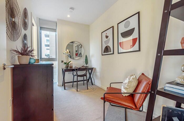 2 Bedroom Flat To Rent In Columbia Gardens, Earls Court, SW6