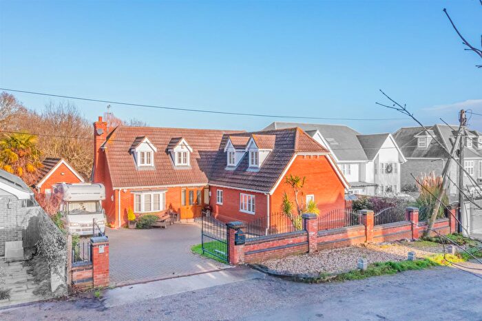 4 Bedroom Detached House For Sale In Wood Avenue, Hockley, SS5