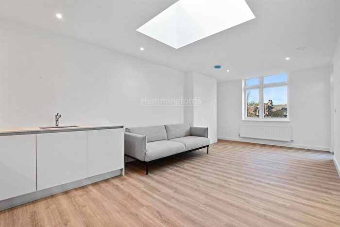 2 Bedroom Apartment To Rent In Solent Lodge, Green Lanes, Palmers Green, N13