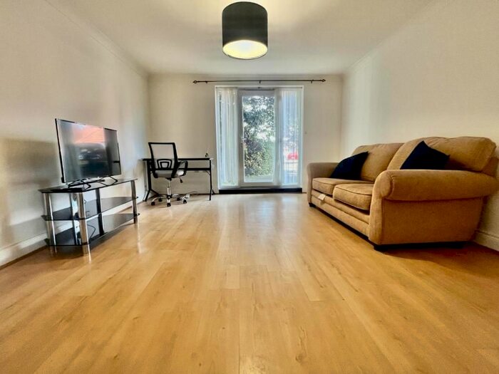 1 Bedroom Flat To Rent In East India Way, Addiscombe, Croydon, CR0