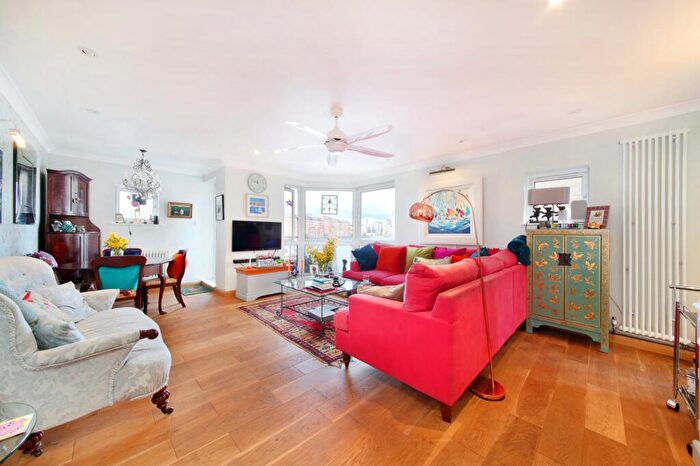 2 Bedroom Flat For Sale In Mendip Court, Chatfield Road, SW11