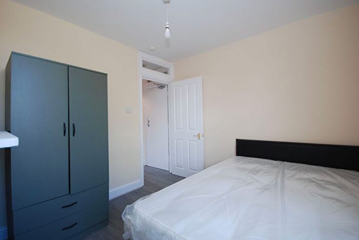 1 Bedroom Flat To Rent In Valmar Road, London, SE5