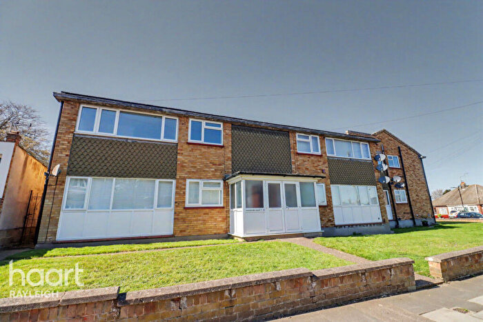 2 Bedroom Flat For Sale In Woodside, Leigh-on-Sea, SS9