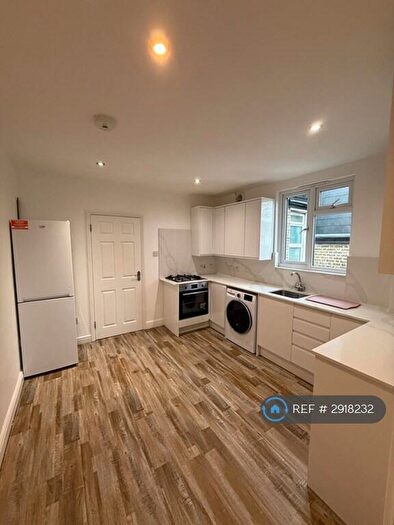 3 Bedroom Flat To Rent In Scotts Road, London, E10