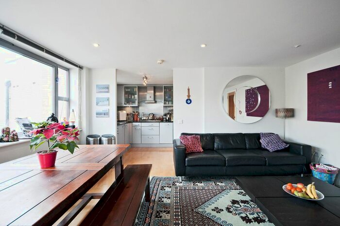 3 Bedroom Flat To Rent In Naoroji Street, London, WC1X