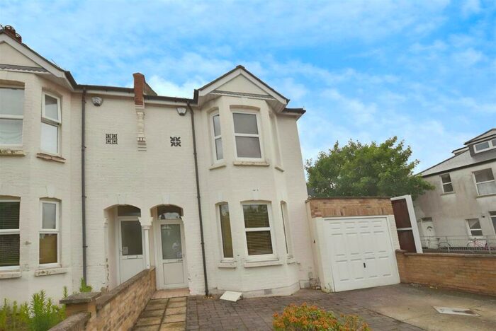 3 Bedroom Semi-Detached House To Rent In Squires Lane, Finchley, N3