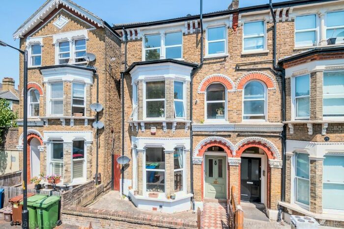 2 Bedroom Flat To Rent In The Gardens, East Dulwich, London, SE22