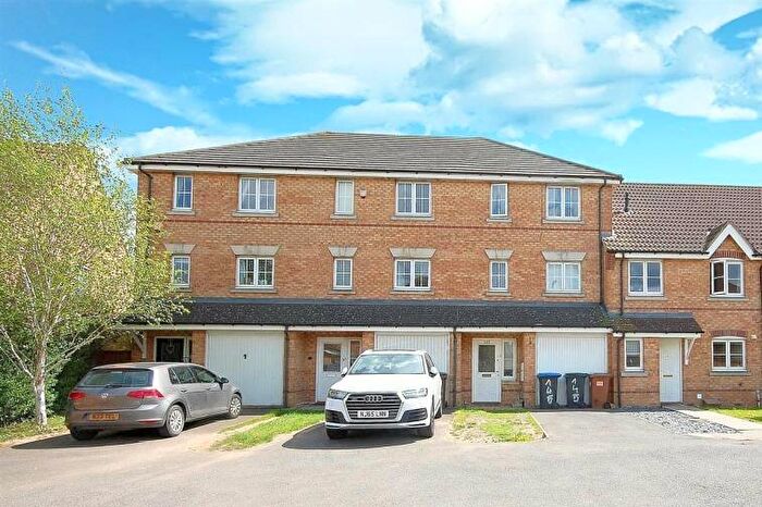 3 Bedroom Town House To Rent In Campion Road, Hatfield, AL10