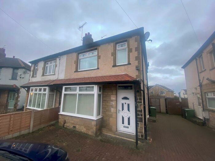 4 Bedroom House To Rent In The Cresecent, LS28